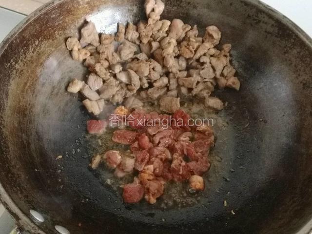 煸制肉丁时可分几批，头一批煸好的肉丁，放在锅一边，用热火继续烤。