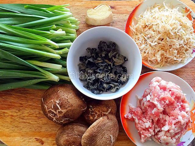 准备主食材。