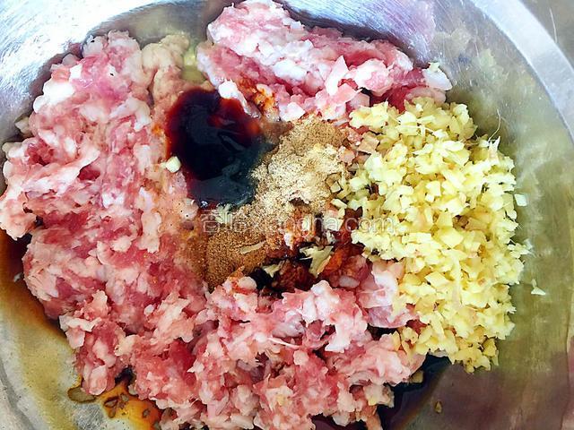 五花肉剁成肉泥，加入切碎的姜末、蚝油、料酒、胡椒粉、十三香、老抽、蛋清、花椒水、适量盐顺时针搅拌起劲至料汁都吸收到肉馅中，倒入热花椒油搅拌均匀。