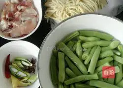 Illustration of how to make braised beans and noodles 1
