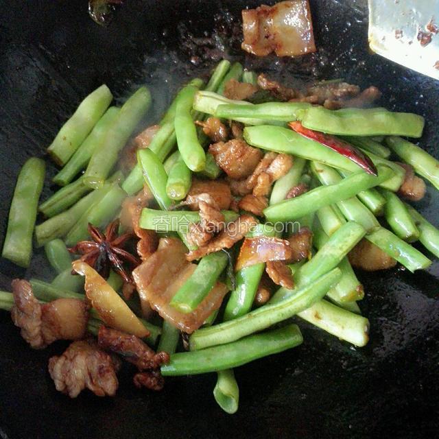 放入豆角翻炒两三分钟