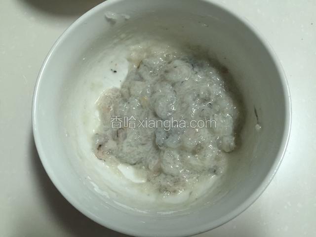 搅拌好的虾仁茸备用。