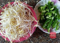 青椒炒豆芽的做法图解1