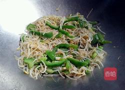 青椒炒豆芽的做法图解4