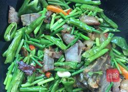 青椒蒜苗炒腊肉的做法图解4