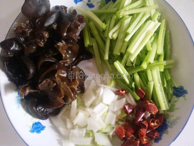 芹菜、 辣椒切段，葱切末，跟木耳一起备好