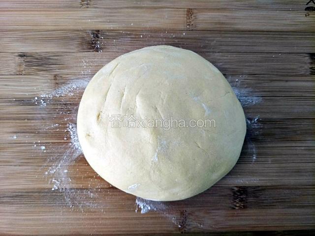 取出发好的面放至在案板上揉搓光滑排去气泡