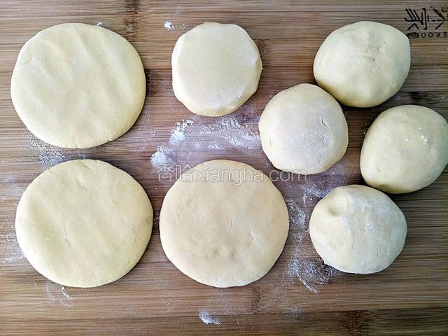揉圆用擀面杖擀成饼状