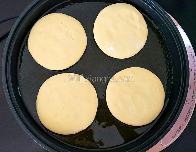 电饼档内倒入适量的食用油加热放入擀好的面饼进行煎制(平底锅要小火进行煎制)
