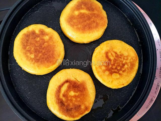 煎制面饼两面金黄(面饼有明显的彭高状态)就可以出锅了