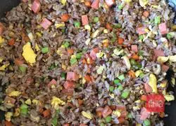 Illustration of how to make shrimp and ham fried rice 7