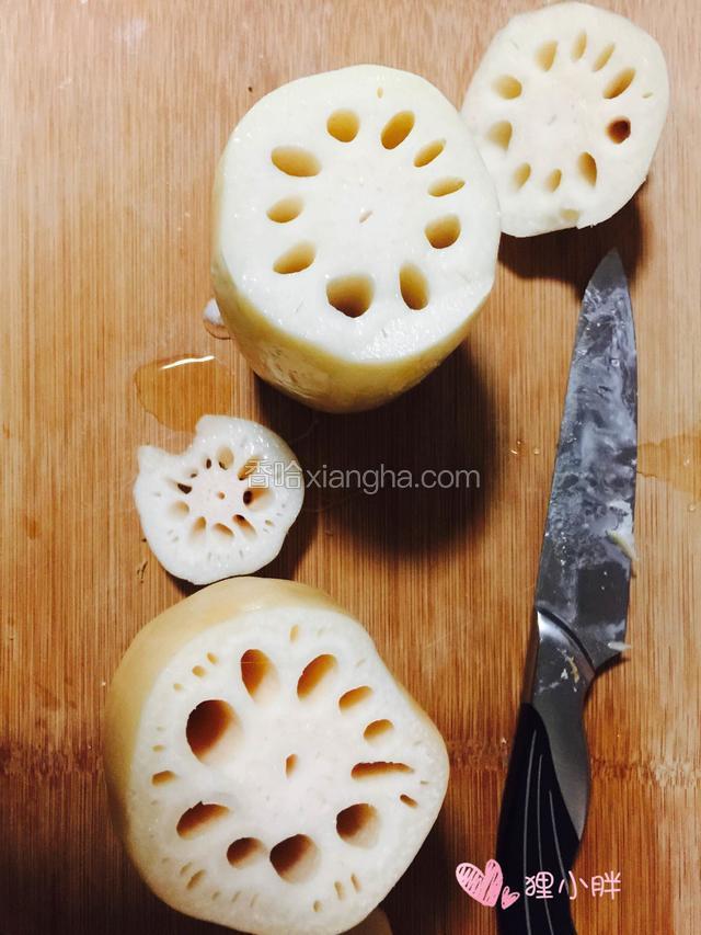 每一段莲藕的两头切开