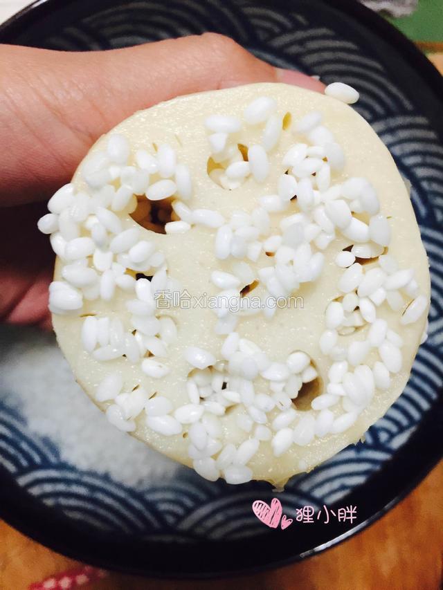 浸泡好的糯米灌进去