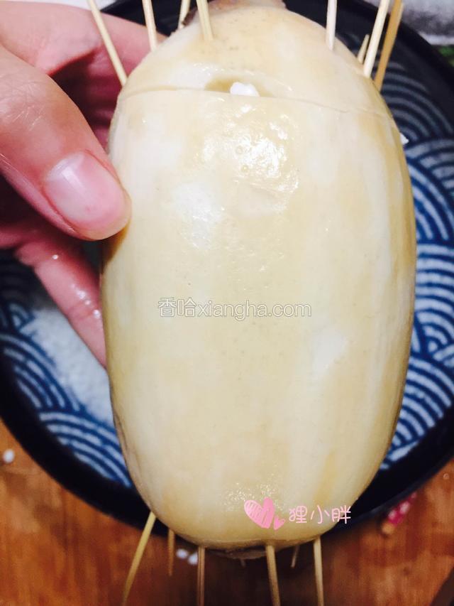 灌满糯米后把切开的莲藕两头用牙签插回去，最好多插几根固定，糯米煮熟会膨胀