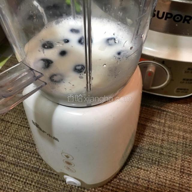 加入牛奶，启动机器