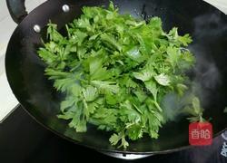 芹菜叶炒蛋的做法图解1
