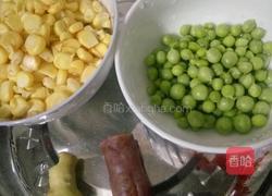 玉米兰豆粒炒腊肠的做法图解2