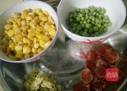 玉米兰豆粒炒腊肠的做法图解3
