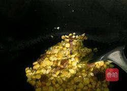 玉米兰豆粒炒腊肠的做法图解4