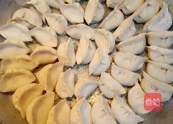 猪肉香葱馅锅贴的做法图解13