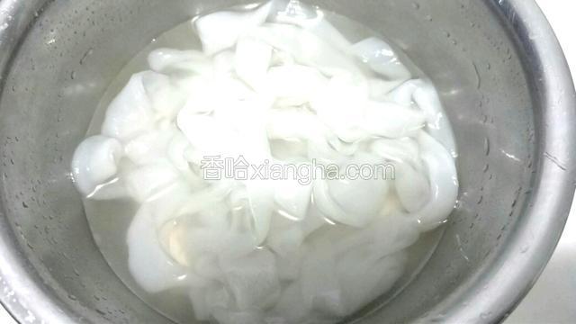 将水晶拉皮用水浸泡2分钟，将其泡开，