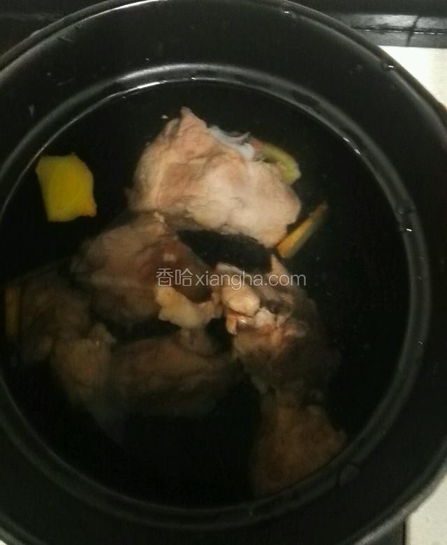 煮开后，撇去浮沫，放入生姜，料酒，糖，盐继续烧煮到滚开