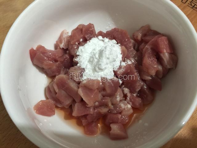 调入少许的料酒和淀粉拌均腌制一下。