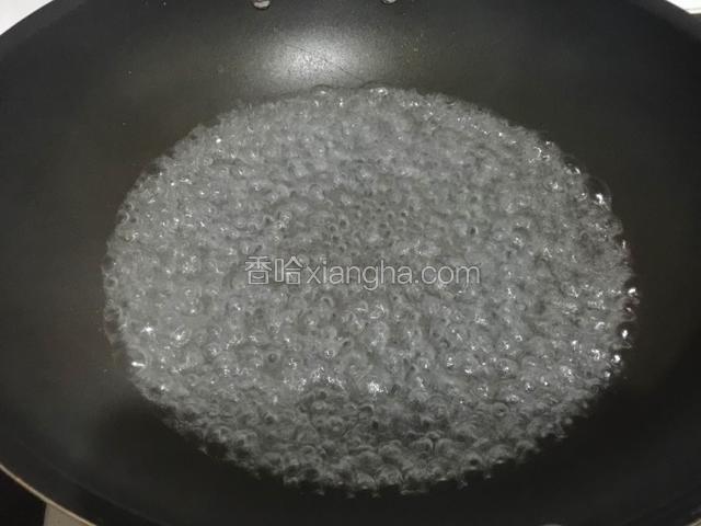 锅里加入适量的清水烧开。
