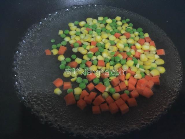 放入青豆玉米和胡萝卜焯下水。