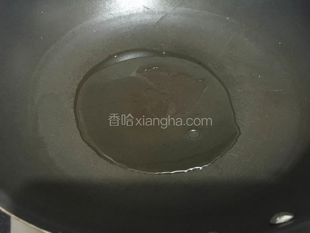 锅中倒入适量的油烧热。