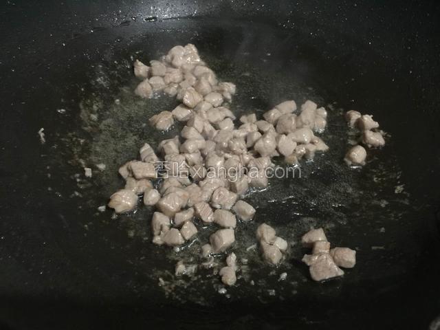 放入肉丁煸炒至变色，装出备用。