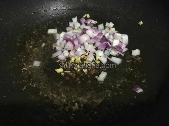 放入姜和洋葱煸香。