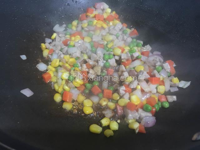 临出锅调入适量的生抽和耗油翻炒均匀即可。