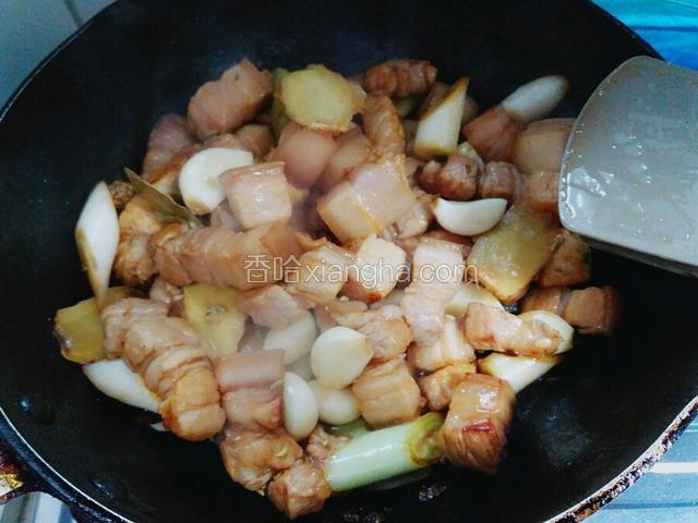 接着放入所有配料一起翻炒至没有水分。
