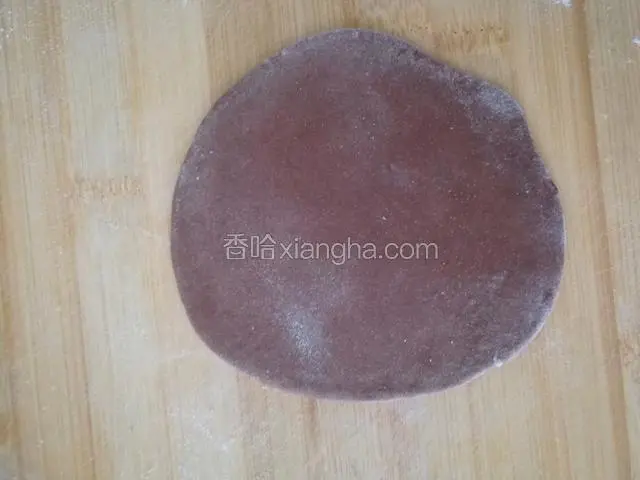 取巧克力面团擀成薄片。