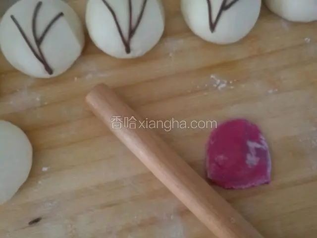 再取紫菜头汁发面团一小块，擀成薄片。