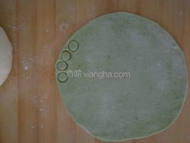 菠菜汁小面团也一样压出小面片。