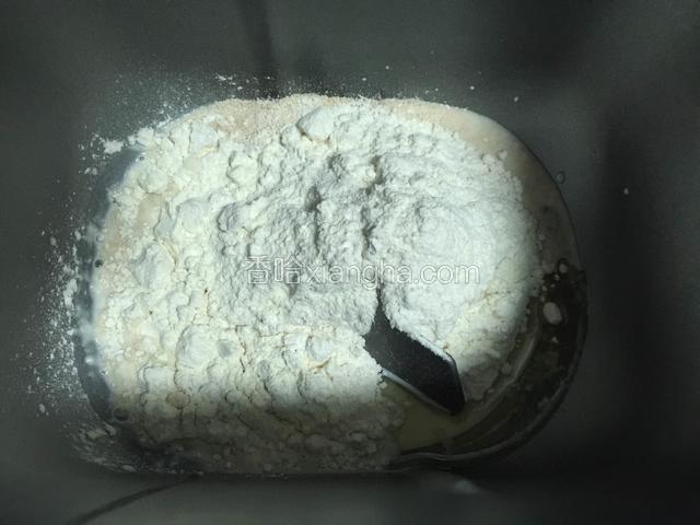 把做饼底的材料都放入面包机中。