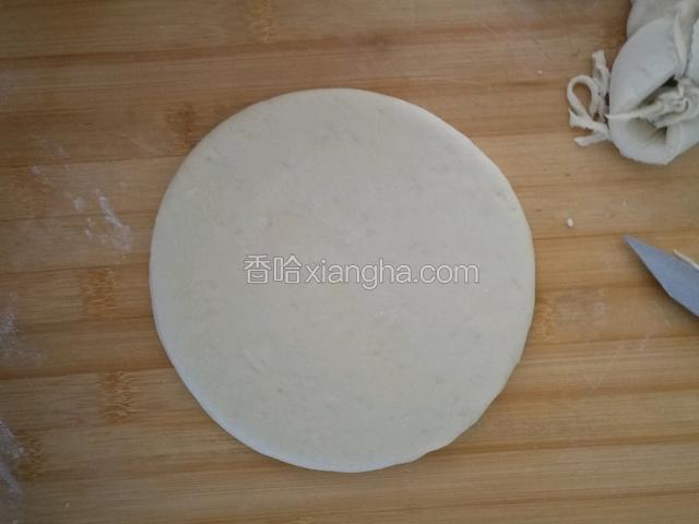 再擀一块白色的面片，用模具轧圆片。白色的面片。要比绿色的面团小1.5厘米。