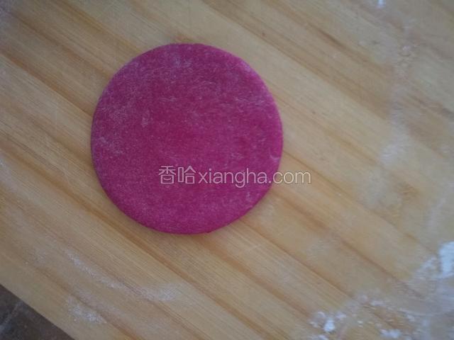 紫色的圆片要比白色的小1.5公分。
