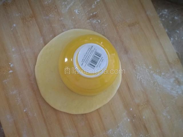 再擀一块黄色的，也用模具轧好。