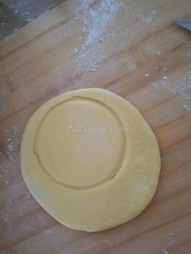 用剪刀沿着轧过的印剪好。摞在红面片上面。