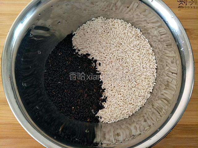 将紫米糯米混合倒入容器中