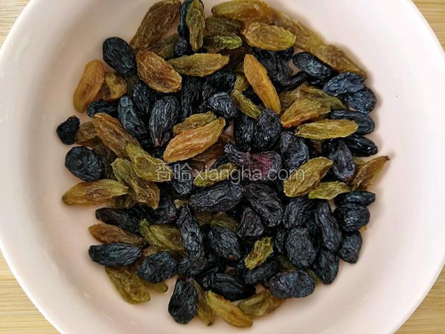 葡萄干洗净备用