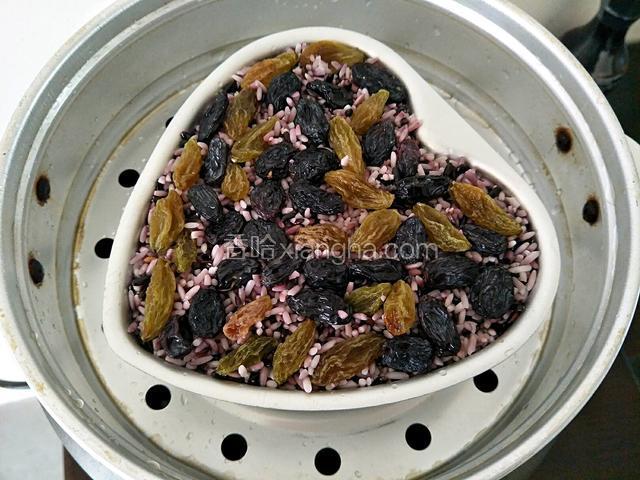 放上蒸屉将蛋糕模具放入，盖上盖子焖蒸45分钟左右