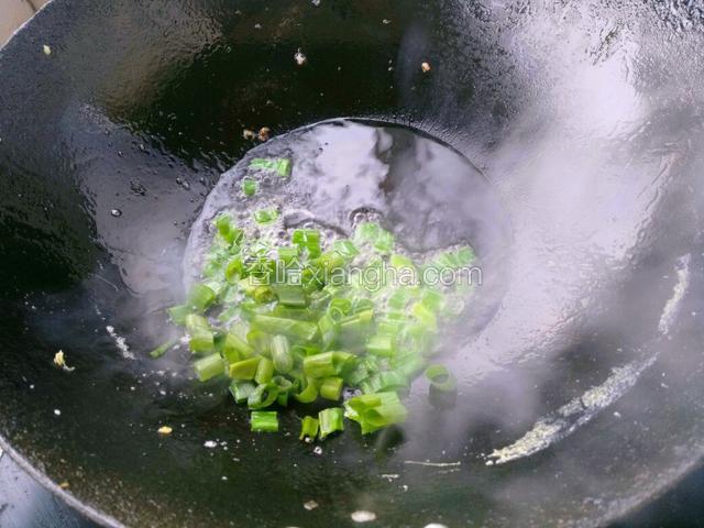锅里放一点油，放葱花爆香