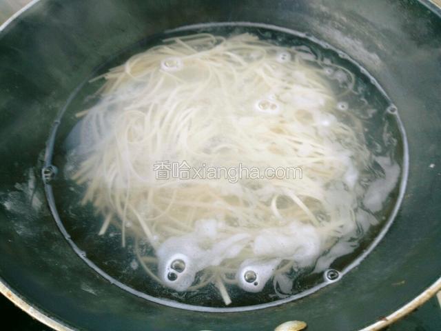 另起锅烧开水，把面条煮熟