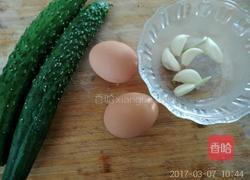 凉拌鸡蛋黄瓜的做法图解1