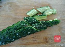 凉拌鸡蛋黄瓜的做法图解2