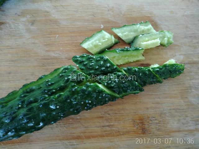 黄瓜洗净，用刀背拍一下，斜刀切寸段